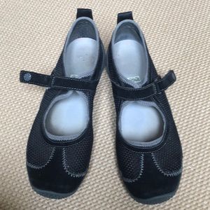 Women’s Merrell shoes